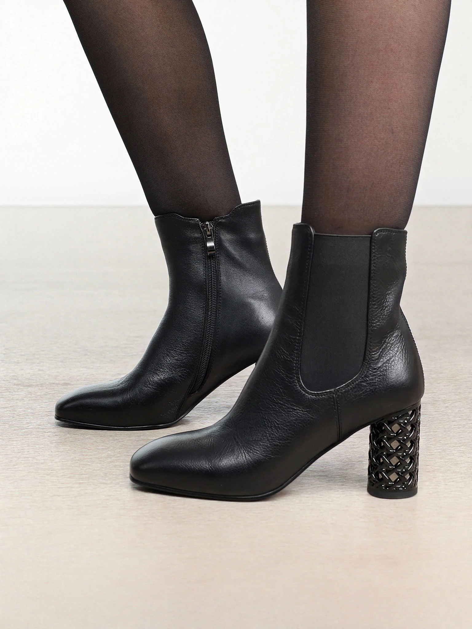 Ботильоны черного цвета на высоком круглом каблуке